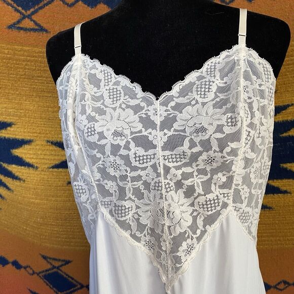 Vtg Vanity Fair White Nylon Full Slip/Dress Lingerie Lace top Lace Hem Sz 38 - Picture 2 of 16